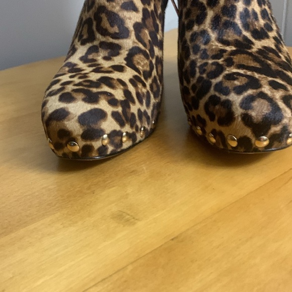 Vince Camuto Nevvina Genuine Cow Hair Leopard Print Heeled Bootie Sz 8.5M EUC - Picture 5 of 10